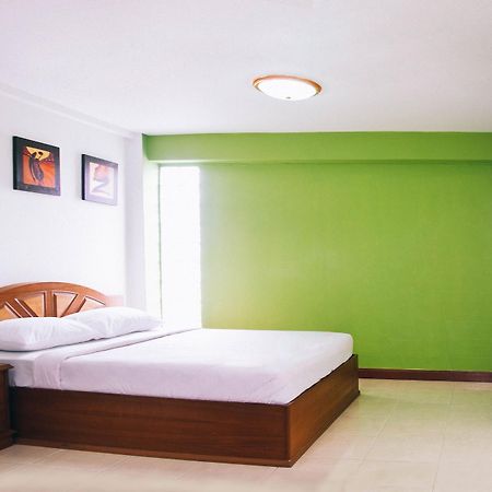 Golden House @ On-Nut Station Motel Bangkok Exterior photo