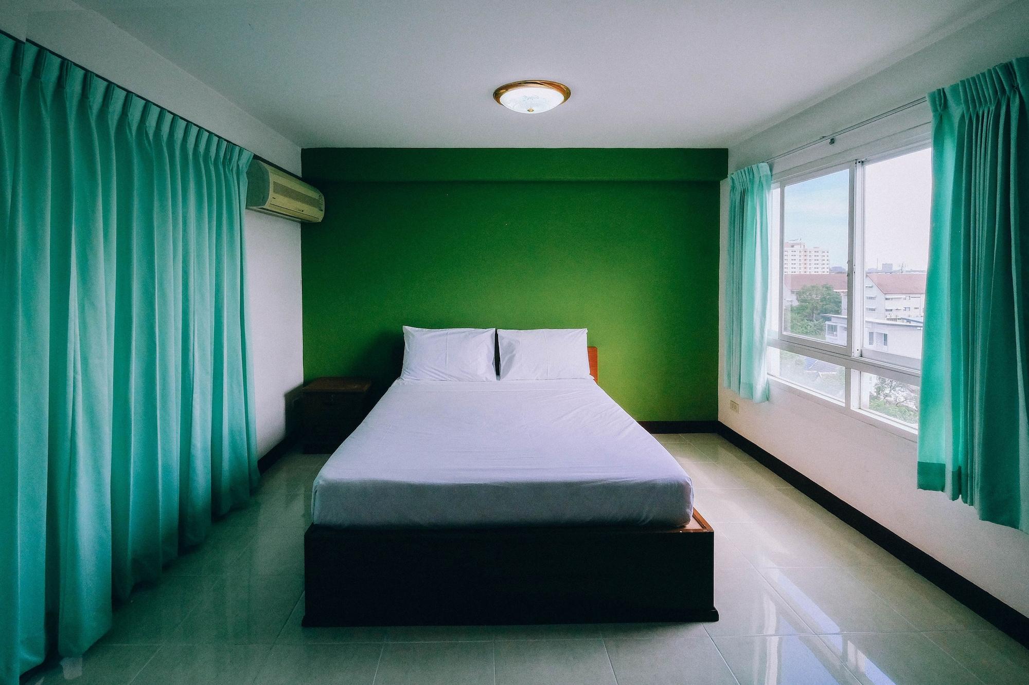 Golden House @ On-Nut Station Motel Bangkok Exterior photo